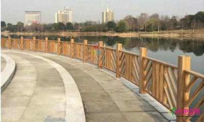 风格各异的木纹铝合金栏杆和一桶一链花箱组合