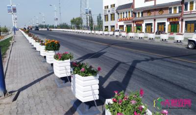 风格各异的木纹铝合金栏杆和一桶一链花箱组合