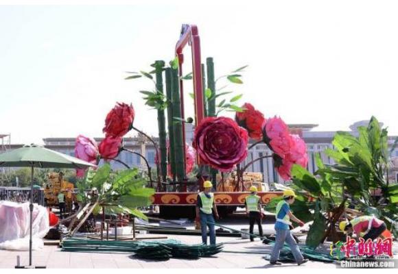 天安门广场国庆花坛搭建中 倡节约将“瘦身”