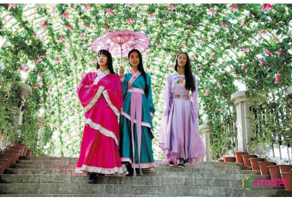 “千年花乡”陈村搭花桥 市民过花桥行好运 “千年花乡”陈村搭花桥 市民过花桥行好运