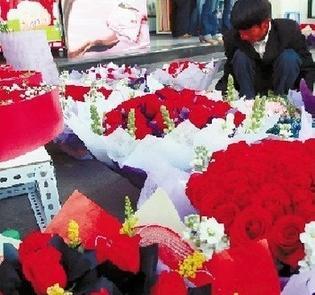 昆明鲜花量增价低 2.7元就能买40朵玫瑰比白菜便宜