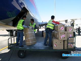 云南鲜花走俏国内外 300吨鲜花飞往世界各地