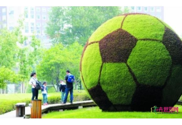 长春：立体绿化“巨型足球”引人注目