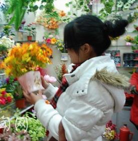 潍坊：元旦临近 仿真花销售日益火爆 