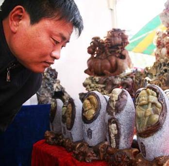 精品奇石亮相乌鲁木齐市 石雕作品吸引了市民驻足欣赏