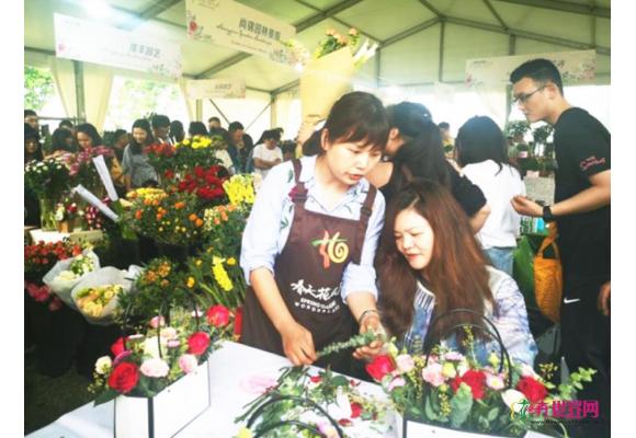 成都:市民在家门口感受鲜花市集盛宴 成都:市民在家门口感受鲜花市集盛宴