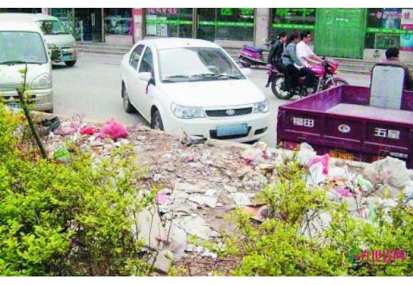 南昌大道景观花坛变“垃圾桶” 