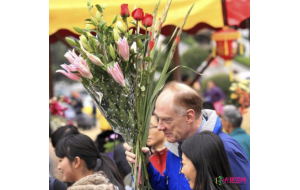 辽宁鞍山：花市旺销 鲜花价格涨三成