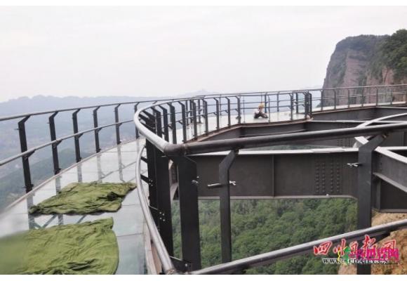 四川：世界第二大玻璃悬空景观平台6月向游客开放