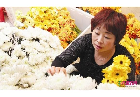 山东清明节花卉市场菊花成“主角” 鲜花祭扫成风尚 山东清明节花卉市场菊花成“主角” 鲜花祭扫成风尚