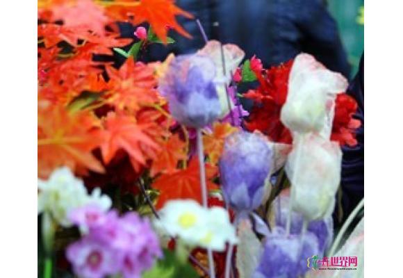 鲜花市场各种绢花和高仿植物十分受贵阳市民欢迎 鲜花市场各种绢花和高仿植物十分受贵阳市民欢迎